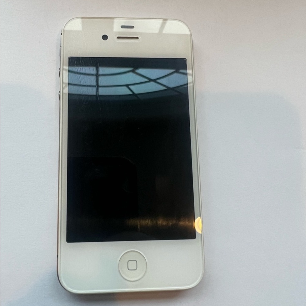 Apple iPhone 4s cell phone white model
A1387 16gb